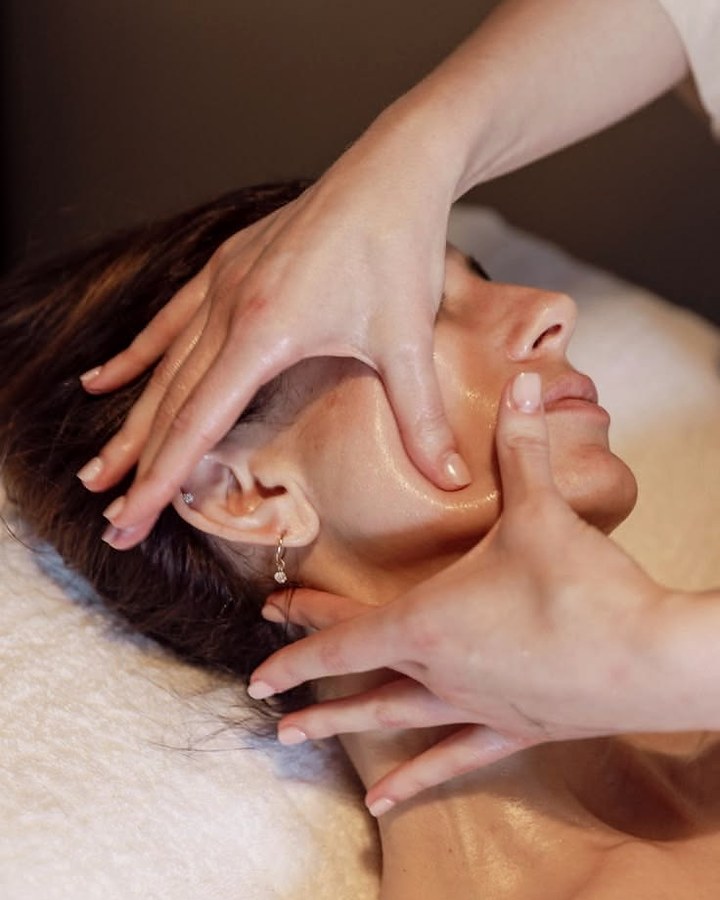 Massage facial et crânien à domicile